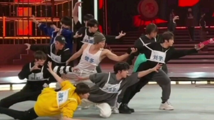 【INTO1】Xiao Wan who appeared in the senior's material