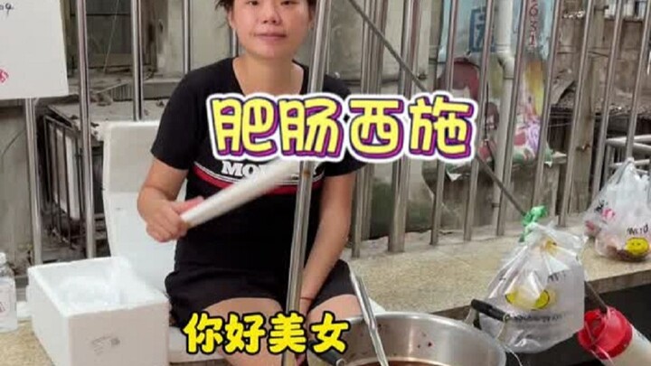 Tôi thật sự ăn mãi không chán món lòng lợn vỉa hè! Ngay bên đường, một mình, một cái nồi! Quả nhiên 