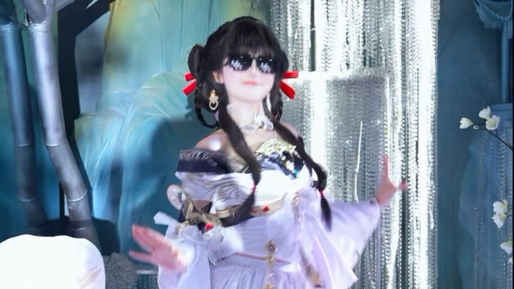 إنها حقًا مفعمة بالحيوية على المسرح