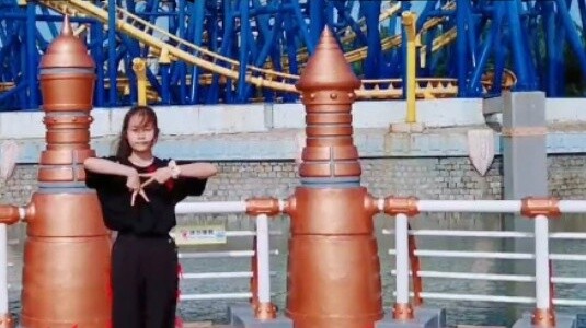 Hu Mei! She danced to R1SE's new song "Yao" in nine scenes at the amusement park