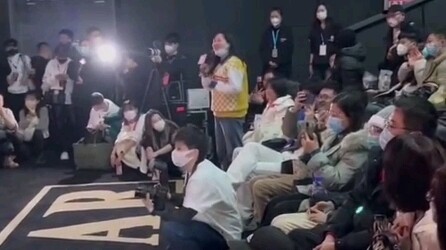 جولة عرض تشنغتشو لفيلم "الأرض المتجولة 2": ضحكنا كثيرًا! وو جينغ: أنا لم أمت، فلماذا تبكي؟ هل أصبحت 