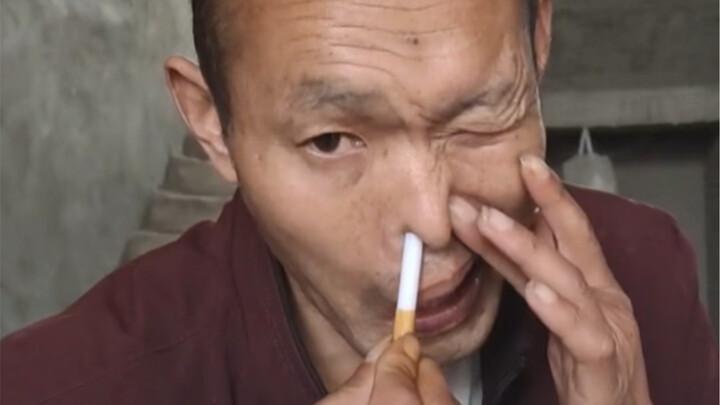 Pak Tua Menyelipkan Rokok ke Lubang Hidung, Ahlinya Ada di Kalangan Rakyat!