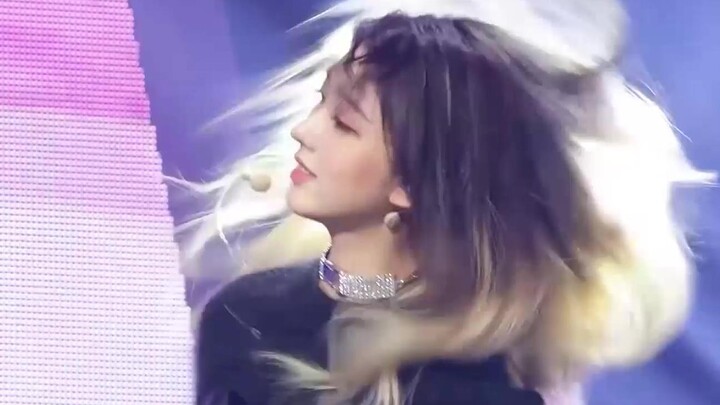 Dia sangat cantik saat memutar-mutar rambutnya. Aksi terbaik di Eleven in Golden Autumn adalah keaja