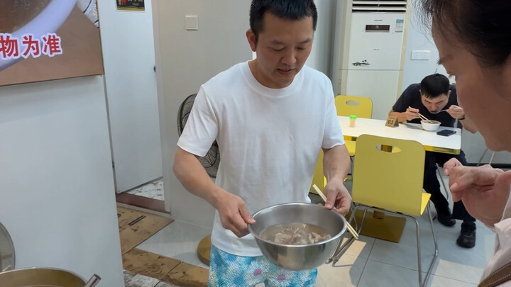Sudah buka selama bertahun-tahun, baru kali ini ada pelanggan yang membawa daging untuk diolah, dan 