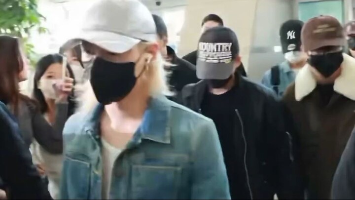 2025.11.01 Felix heading to china for fansign event. have a safe flight kids!