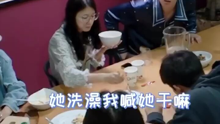Địch Lệ Nhiệt Ba đi công tác vài ngày trở về thì phát hiện Vương An Vũ như biến thành một người khác
