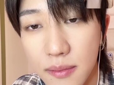 มิงหาวคิดในใจ: แทบอั้นตายแล้ว ที่แท้ก็มีคนพูดถึงสักที ทุกครั้งก็พูดว่าฉันหอมมาก ฮึ่ม บางทีอยู่ห่างไป