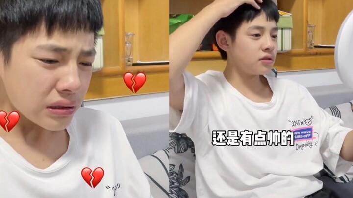 Em trai làm sai bài tập nên buồn bã khóc lóc, người nhà an ủi mãi không được; chị gái liền lấy ra mộ