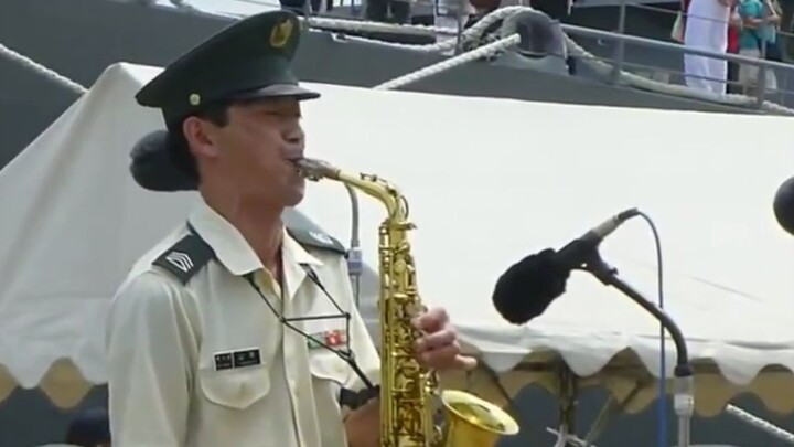 Lực lượng Phòng vệ Nhật Bản đã phát một bài hát anime và tiếng kèn saxophone đầy phấn khích! Netizen