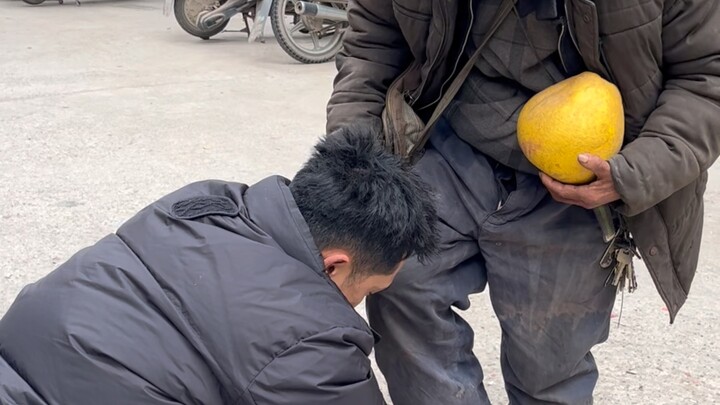 คุณตาในตลาดถือส้มโอแล้วขอเจ้าของร้านให้เขาหนึ่งคู่ ใครจะคาดคิดว่าสุดท้ายกลับทำให้ฉันซึ้งจนน้ำตาไหล..