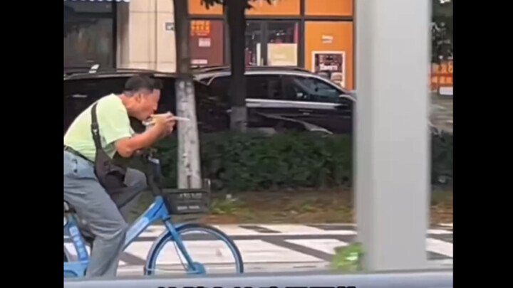 Banyak orang nggak ngerti kenapa makan di kereta bawah tanah Wuhan dilarang