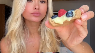 我的减脂食谱第三弹，给大家分享清新爽口的下午茶甜点🍓健康版全谷物莓果挞！-我用斯佩尔特全麦粉做的饼底，基本零糖，黄油用得也比平常少，加上蓝莓草莓树莓等水…