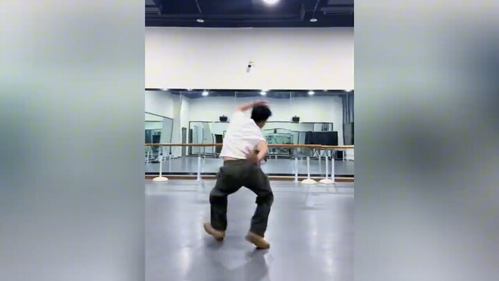 这舞蹈真是行云流水，你见过水一样的男孩吗？