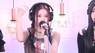 Buổi phát sóng trực tiếp đầu tiên của NMIXX trên đài phát thanh DICE + Lily, Haewon và Hyemin hát li