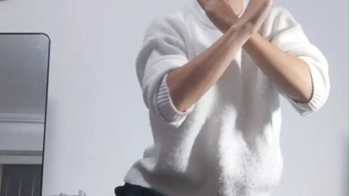 If this gets 100 likes, I'll dance the full version on the street [tsundere]