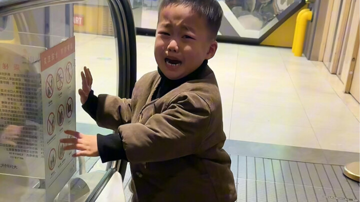 Lúc thang máy dừng hoạt động, con trai sao lại nhát thế chứ?