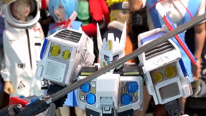 The White Ronin Transformer Toy produced by a third party in China is a combination of high-intellig