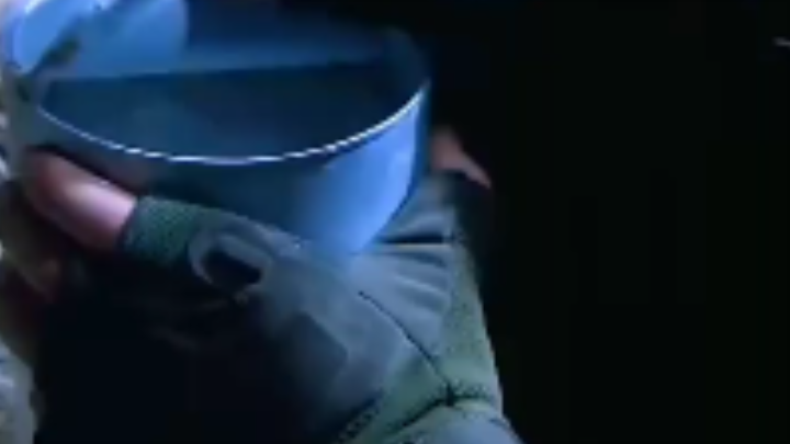 عثر الرجل على علبة من شيء مغذي أكثر من حليب الأطفال. ها ها