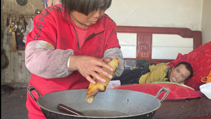 Người mẹ mù làm da heo, biểu cảm của con cô ấy thật đáng yêu