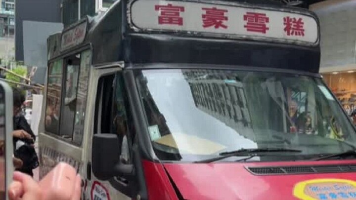 Katanya di Hong Kong, ketemu mobil es krim miliarder bisa bawa keberuntungan—bagikan keberuntunganny