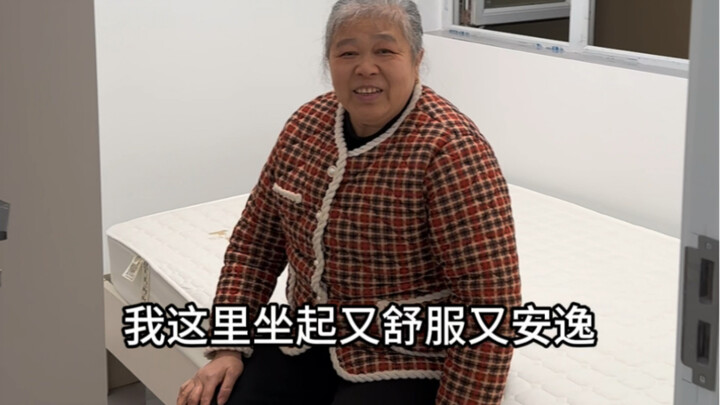 可能好多人都理解不了，我和妈妈可以因为一间小房子，一个衣柜，一张床，就能开心很久很久。可是这些在很多人眼里生来就有的东西，我和妈妈却是等了好久好久才能拥有的。