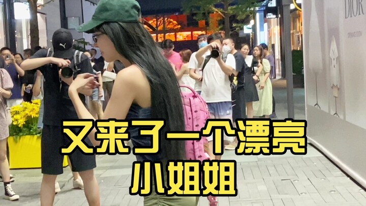 Baru mau pergi, tiba-tiba muncul lagi cewek cantik