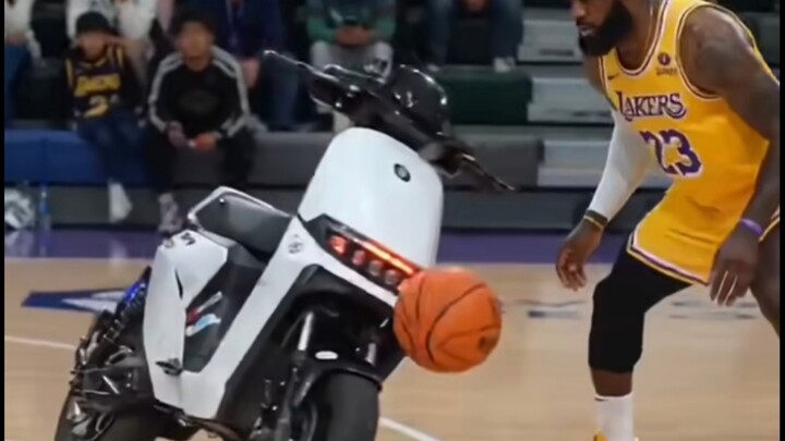 Kinh quá! AI đã phát triển đến mức này rồi sao? Xe điện mà đấu tay đôi với James luôn hả??!