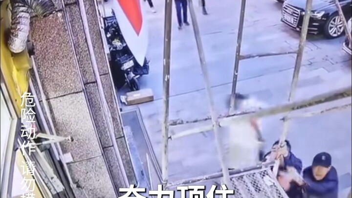 Anh ấy suýt ngã từ giàn giáo, đúng lúc ông cụ đi dạo ra tay cứu nguy.