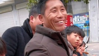 Senyuman bos akan saya kuasai, prinsip saya adalah bermain keras dengan yang kuat, dan lembut dengan