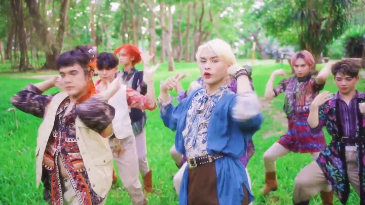 นางฟ้าตัวน้อยในป่าทุ่งหญ้าแสดงเพลง "More & More" ของ TWICE โดย Cheese Issue จากประเทศไทย