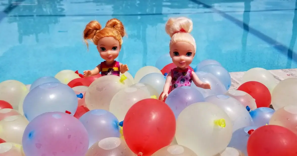 Water Balloons ! Elsa and Anna toddlers - pool - water fun splash ...
