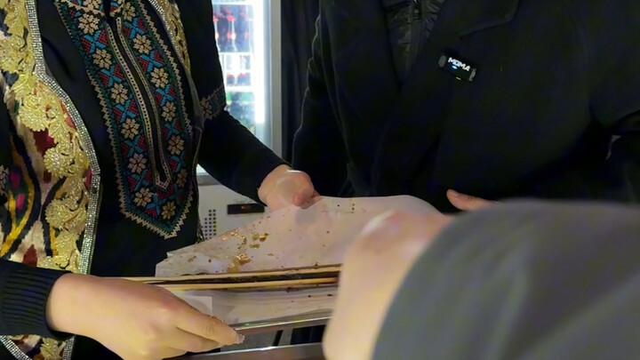 A customer went on a drunken rampage at a Xinjiang barbecue stall, then bolted faster than a rocket!