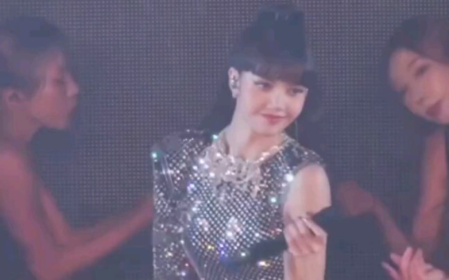 LISA múa cột (quần quá ngắn)