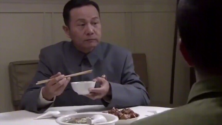 Nie Rongzhen: จอมพล Nie กินหมูตุ๋นจนคำใหญ่ เฉียนเสว่เซินกังวลเรื่องความดันโลหิตของเขา จอมพล Nie พูดอ