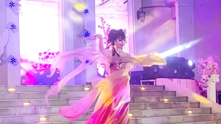 بعد ثلاث جولات من الشرب، تعلو القمر في الأغصان. في هذه الحياة، سأرفع لك أكمامك الحمراء