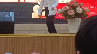 Mengikuti acara malam tahun baru sekolah, menari "Tenggelam dalam Api"