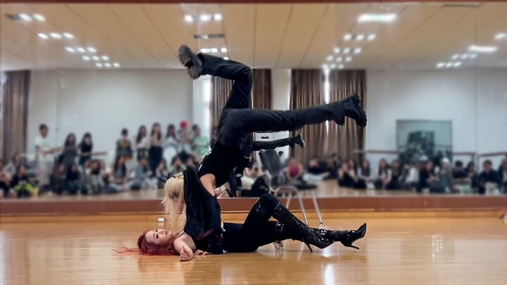 Tarik-ulur ekstrem! Mahasiswi bersemangat lakukan cover dance live pakai sepatu hak tinggi Formula