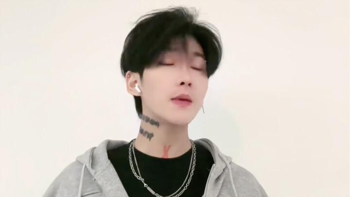 Từ giờ trở đi tao sẽ không trả lời câu hỏi của cô ta nữa, hừ!