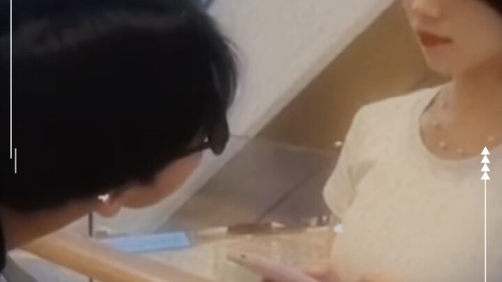 أخرج وأنا أرتدي نظارة شمسية، ولا أحد يعرف ما الذي أفعله.