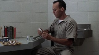 男人为了越狱硬生生将手指掰断