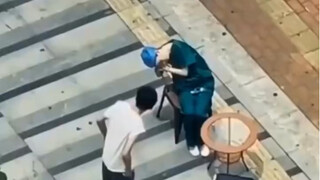 可把小卖部老板忙坏了：护士小姐姐烈日下睡着