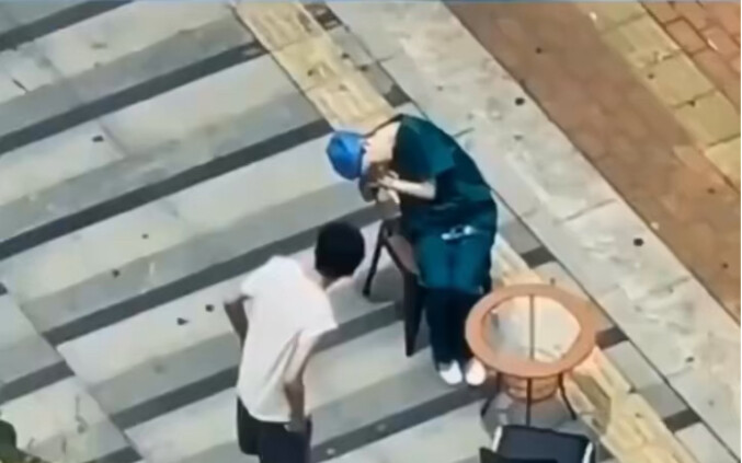 ทำเอาเจ้าของร้านสะดวกซื้อวุ่นวายไปหมด: พยาบาลสาวหลับใหลกลางแดดจ้า