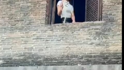 Người được linh hầu đầu thai, nhảy qua mái nhà, leo tường như đi trên đất bằng.