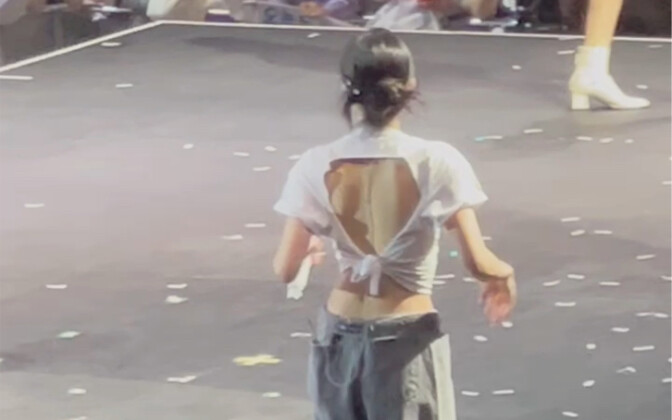 再分享一波在Twice演唱会上拍到的有趣片段Mina & Momo这也太会扭了吧！扭到我心里去了❤️‍🔥Mina & 彩瑛同框跳舞！米彩cp真的好好磕💞