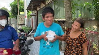 Những bữa cơm nghĩa tình của các chú từ thiện đi phát cho khu cách ly và bà con nghèo.