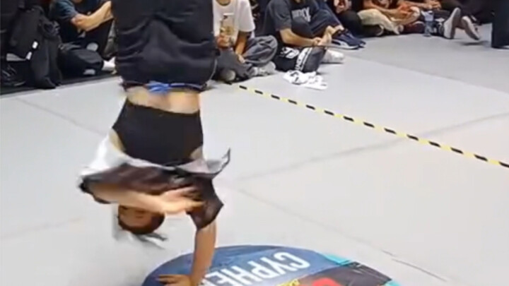 Cô gái nhảy hip-hop mạnh nhất Hà Nam, tại cuộc thi nhảy đường phố quốc tế, đã khiến toàn trường sửng