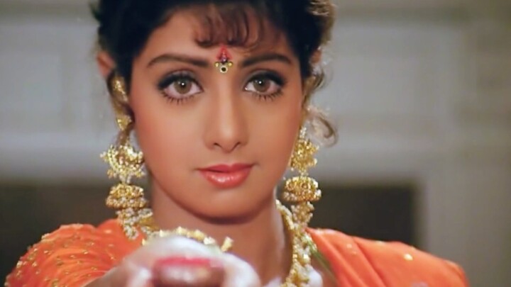 Nữ hoàng Bollywood Sridevi ‖ Đôi mắt như vậy, phải dùng bao nhiêu phấn mắt