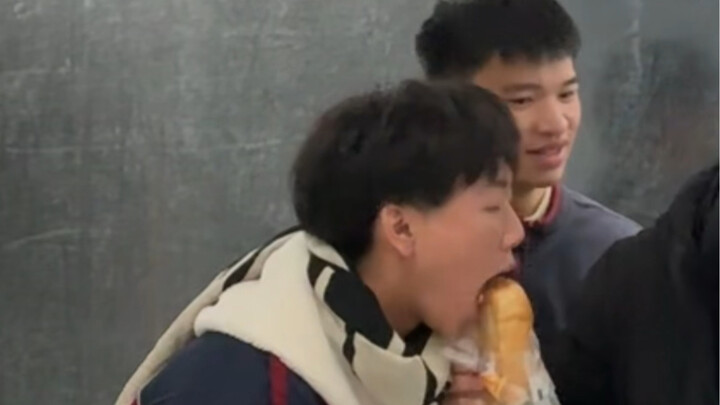 ทำยังไงถึงจะแย่งของกินจากครูประจำชั้นได้?