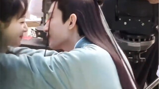 Yang Zi and Cheng Yi: Such a sweet kissing scene was deleted? ! 👖 You are not a human being! Humph! 