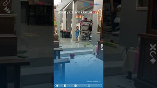 Auto Panik Ketahuan Emak! Momen Bocil Main Bola Dalam Rumah Berujung Bikin Berantakan